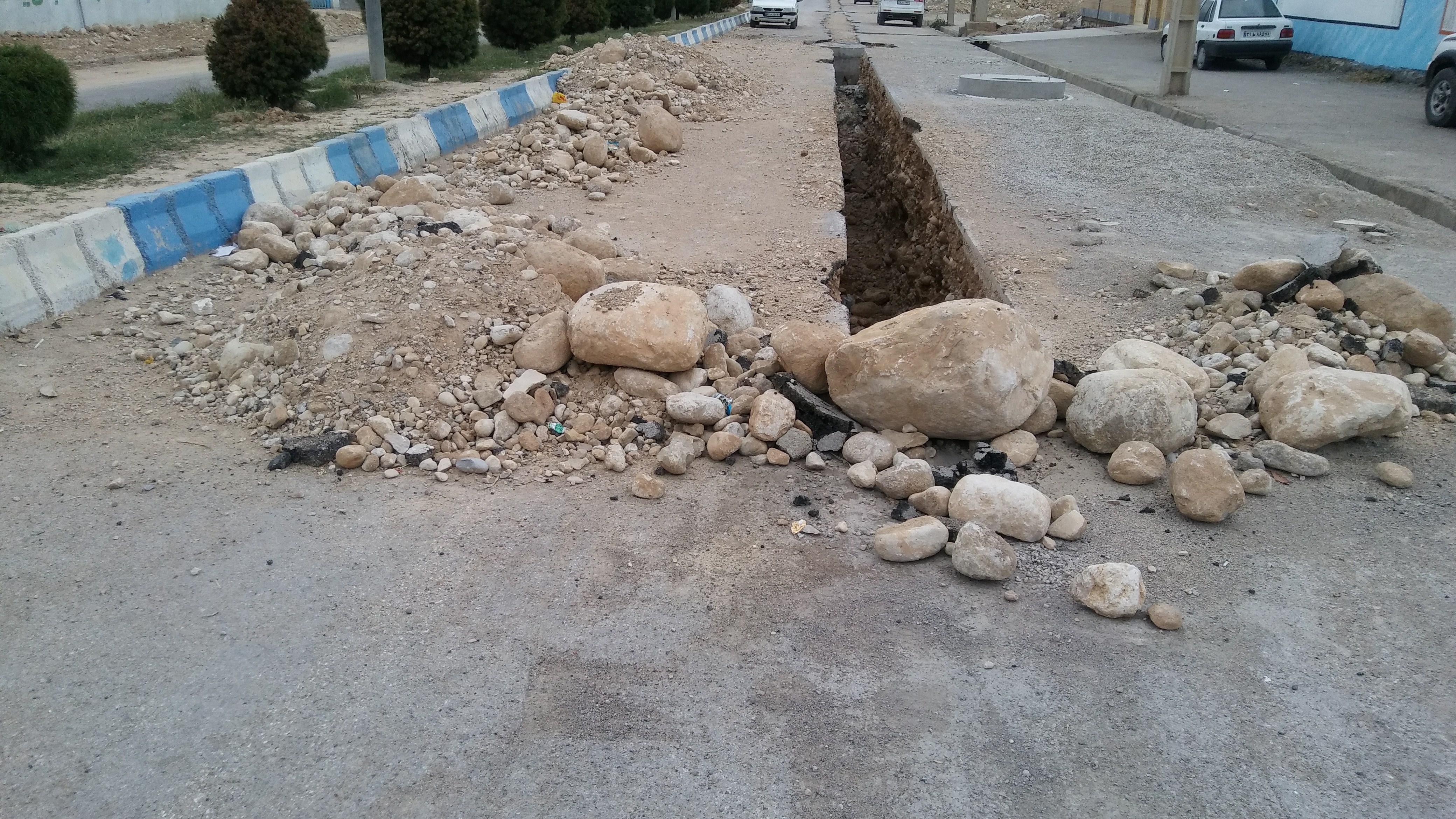 کانال های سه متر ارتفاع  فاضلاب در خیابانهای چرام تا حادثه نیافرینند پر نمیشوند