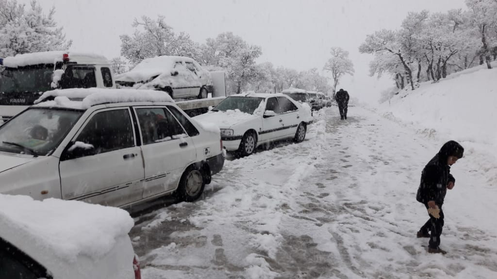 بارش برف در جوخانه و آب حیات تردد در این جاده را با مشکل مواجه کرد/ کمک رسانی به مسافران توسط نیروهای امدادی  +تصاویر