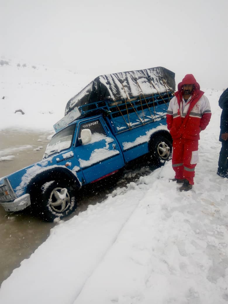 امداد رسانی به مسافران گرفتار در برف مسیر یاسوج_چرام کماکان ادامه دارد+تصاویر