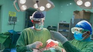 انجام جراحی نادر دیسک بین مهره ای از طریق قفسه سینه در بیمارستان امام خمینی(ره) دهدشت